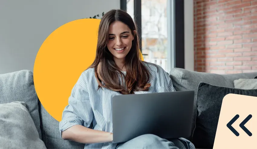 estudiante mujer carrera tecnica con laptop sonrie